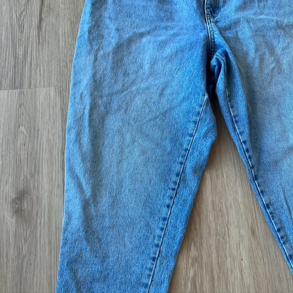 ** ASOS Design Light Wash High Rise Tapered Leg Mom Jeans raw hem 36x32 - Picture 3 of 10